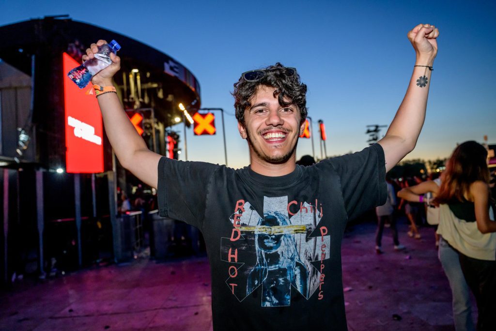 Goosebumps In Rock Werchter: Julien (26) Taken From Audience To Drum With The Killers